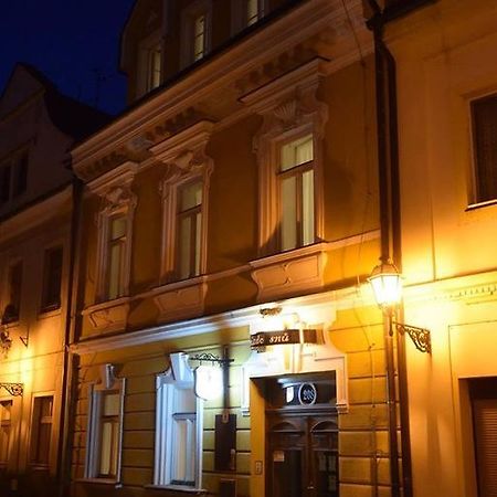 ホテル Hnizdo Snu Hradec Králové エクステリア 写真